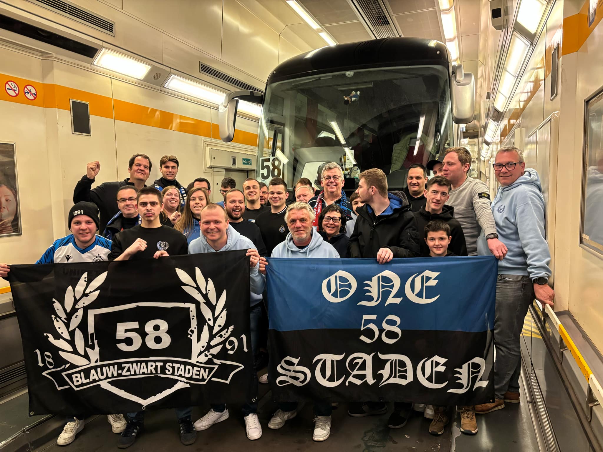 blauw zwart staden bus op uitwedstrijd